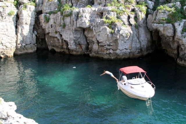  Fare il bagno dalla barca nel Cantabrico 